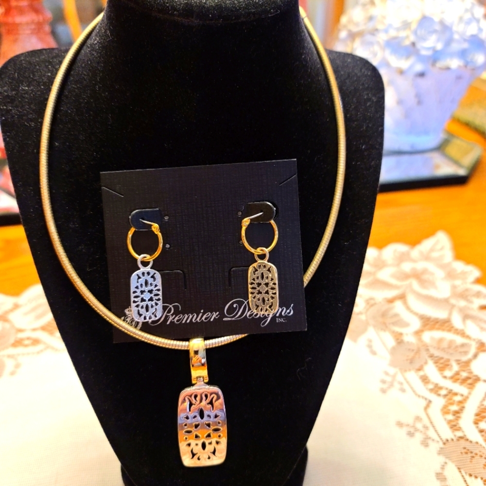 Premier Designs Necklace and earrings set.